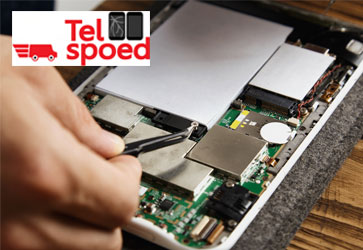 hand met pincet schroef moederbord reparatie1