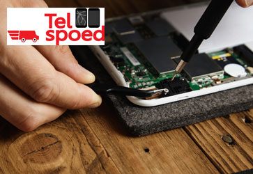 meester gebruikt gereedschap elektronisch apparaat demontage