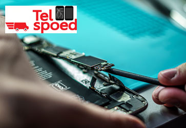 persoon repareert telefoon werkplaats
