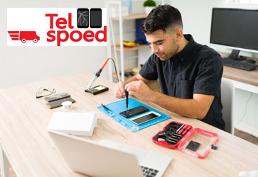 technicus glimlacht telefoon repareren