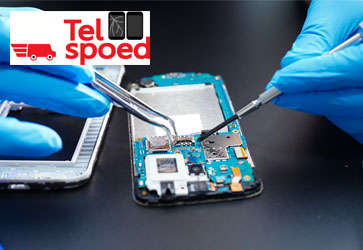 technicus repareert binnenkant mobiele telefoon
